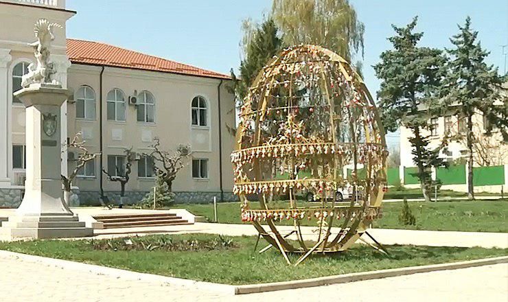 Декоративное пасхальное яйцо установили в городе второй год подряд.