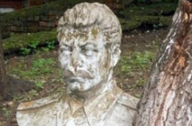 От памятника остался только бюст, но и его украли. Фото: Трасса Е-95