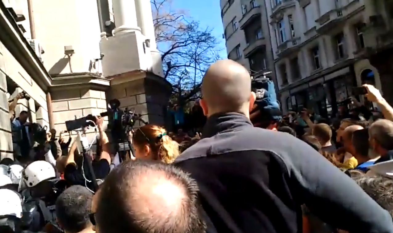 Протестующие сербы решили запереть президента во дворце.