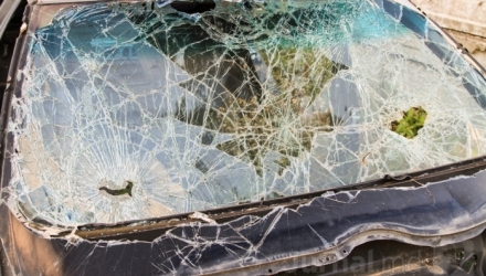 Tânărul se afla la volanul unui automobil Dacia Logan care s-a răsturnat. 