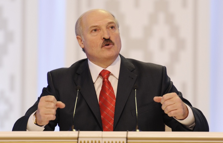 Лукашенко: "Русский язык - достояние, прежде всего, трех народов - украинцев, белорусов, россиян".
