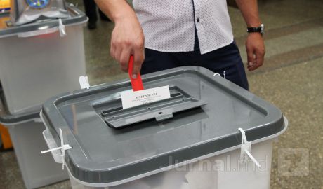 Într-un sector al orașului, oamenii au votat într-o secție, deschisă într-un bar. Foto: jurnal.md