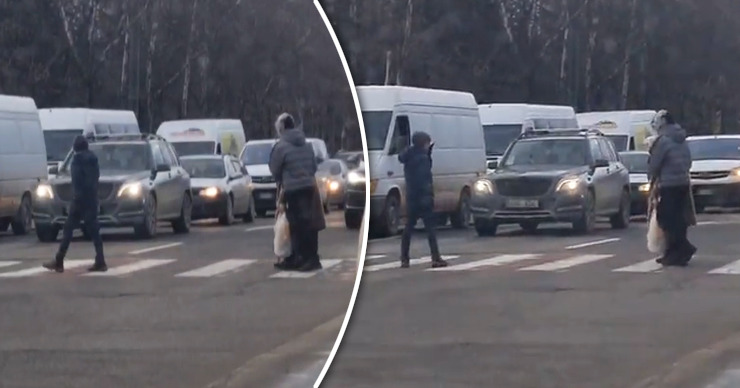 В столице парень помог перейти дорогу пешеходам.  Коллаж: Point.md.
