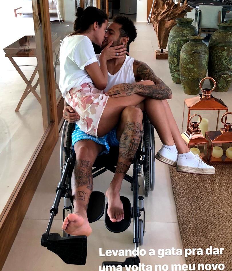 Neymar se recuperează alături de iubita lui în Brazilia.
