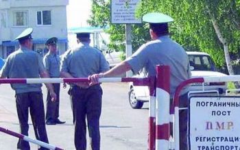 Copii stau blocaţi în vamă de mai bine de 20 de minute, autocarele nu sunt lăsate să ajungă în satul Doroţcaia