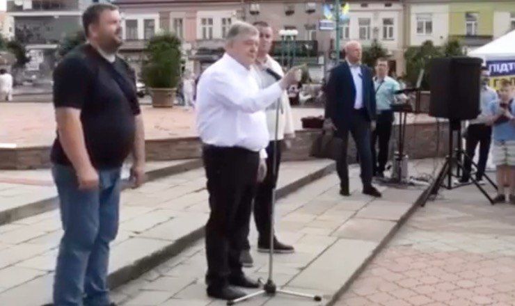 Порошенко пригрозил за выкрики "Ганьба!".