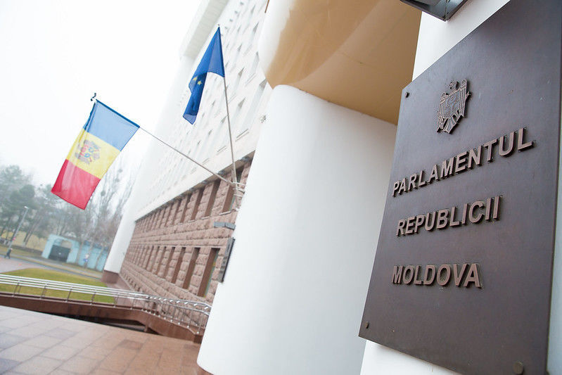 Флаг Республики Молдова на здании парламента был приспущен.