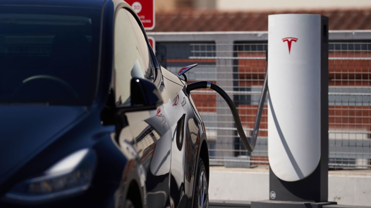 Tesla вводит еще одну инновацию в автопром — будет штамповать сразу весь низ кузова.