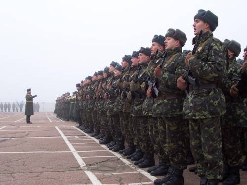 Трое военнослужащих сбежали из воинской части в селе Чабанка Коминтерновского района Одесской области.