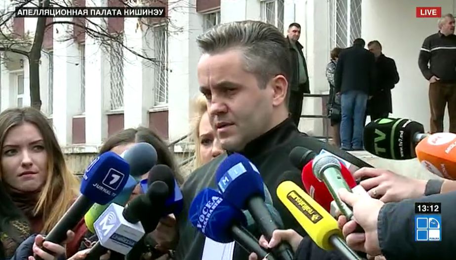 Попа: Экс-премьер доставлен в зал заседания суда.