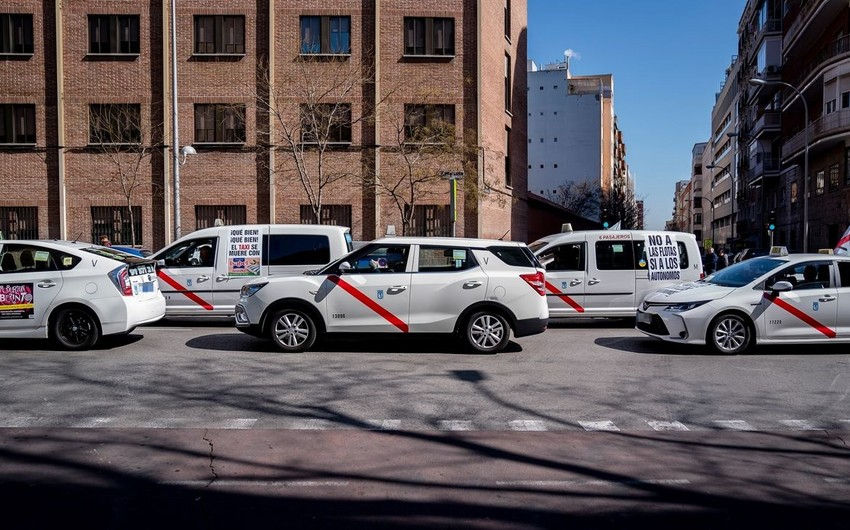 В Испании таксисты устроили массовую акцию протеста из-за стоимости страховки.