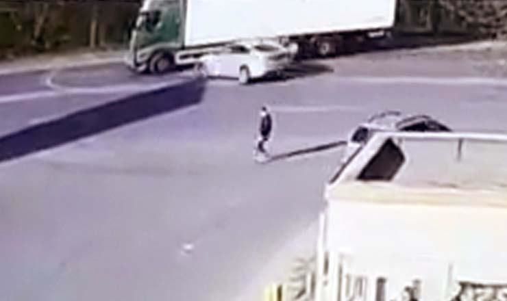 Момент столкновения попал на видео.