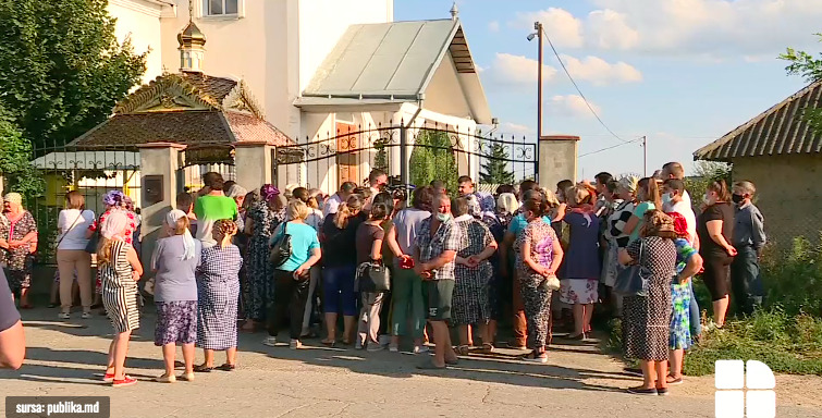 Скандал вокруг церкви в селе Рэзены Яловенского района не утихает. 