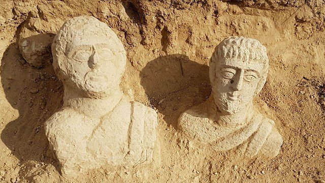 Женская любознательность помогла обнаружить два бюста римской эпохи, изготовленные примерно 1,7 тысячи лет назад.