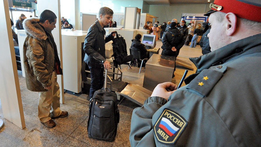 Полиции России могут разрешить досматривать пассажиров после полета.