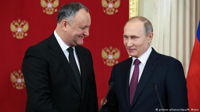 Путин провел встречу с Додоном на полях ПМЭФ.