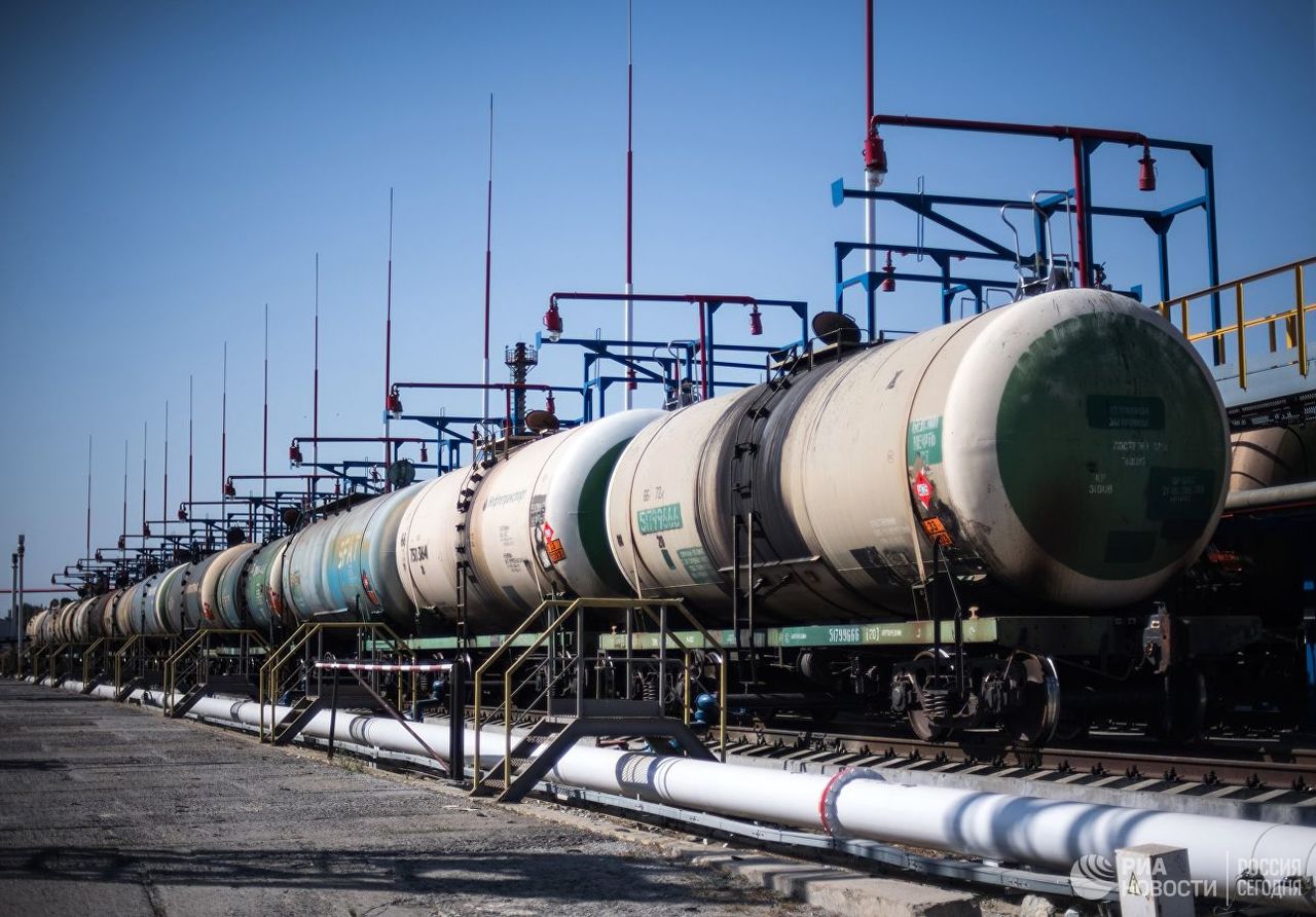 В Киеве заявили об угрозе коллапса из-за запрета поставок нефти из России.