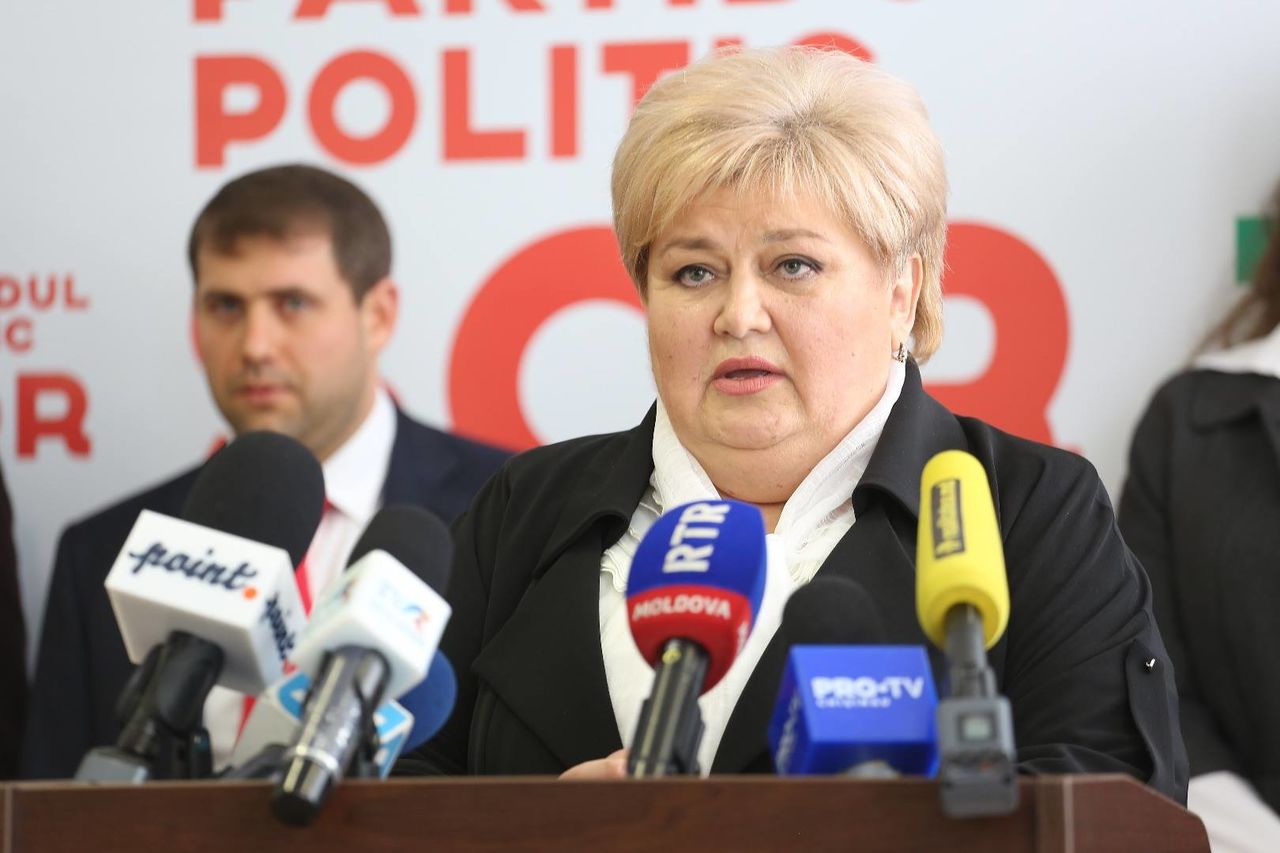 Регина Апостолова остается под судебным контролем.