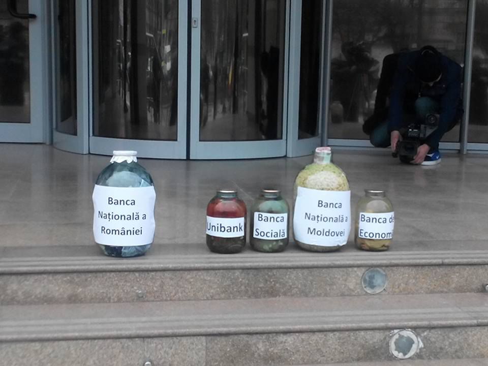 По словам Анатола Урсу, основным элементом флешмоба стали две банки.