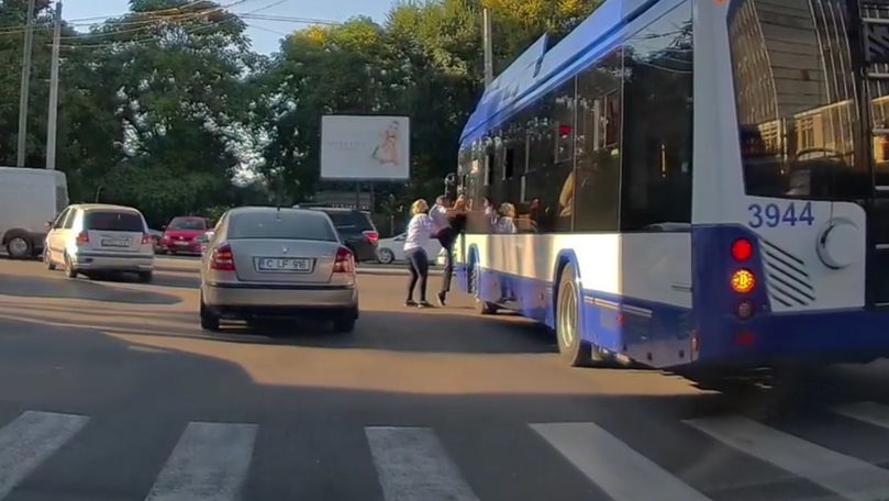 В Кишиневе кондуктор помогла залезть водителю в окно троллейбуса.