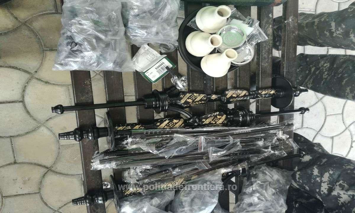 Пограничники обнаружили 7,7 кг ароматизированного табака для кальяна, 4 700 одноразовых мундштуков, 6 металлических мундштуков, 2 стеклянных сосуда и 6 кальянов. Фото: politiadefrontiera.ro.