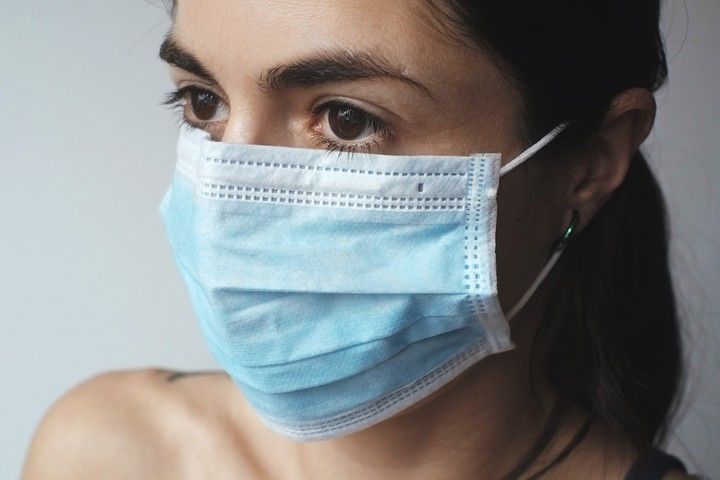Врачи советуют не носить одну маску несколько дней подряд.