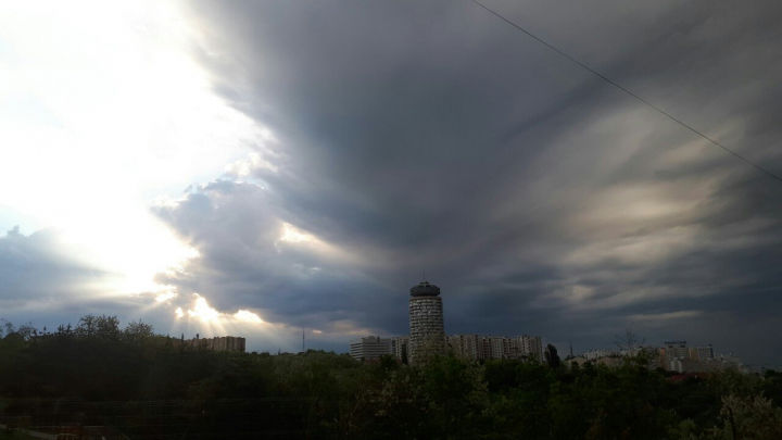 Meteorologii au prelungit codul galben de ploi puternice, însoţite de descărcări electrice, grindină şi vijelie.  