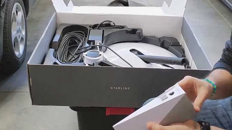 В Украину прибыла первая партия спутникового Интернета StarLink.