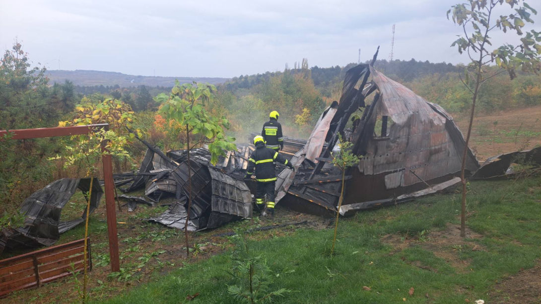 Un incendiu a distrus complet o căsuță de pe teritoriul unei pensiuni din Hâncești.