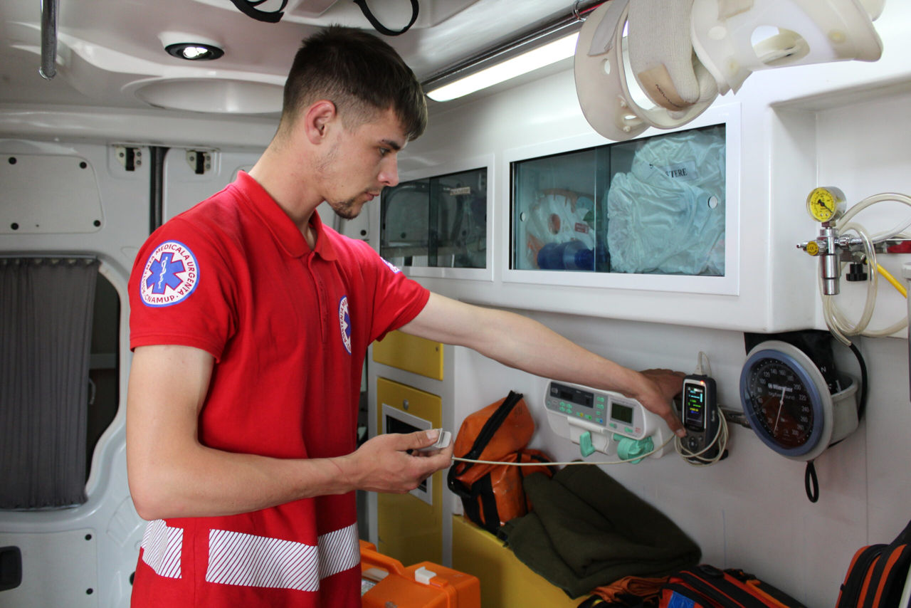 За этот же период врачи скорой помощи оказали помощь 86 пострадавшим, в том числе 15 детям, в результате 60 ДТП.