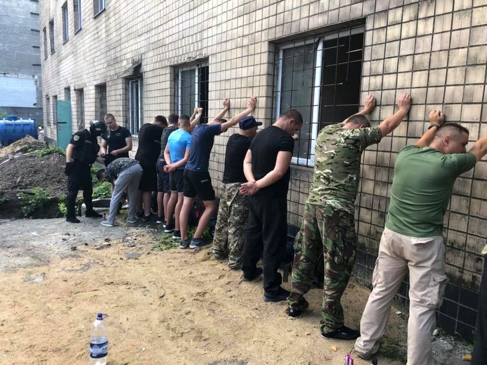 В Одессе неизвестные вооруженные люди захватили частное предприятие Бетон-Одесса. 