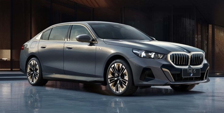 BMW показали представительский седан с огромным телевизором в салоне.