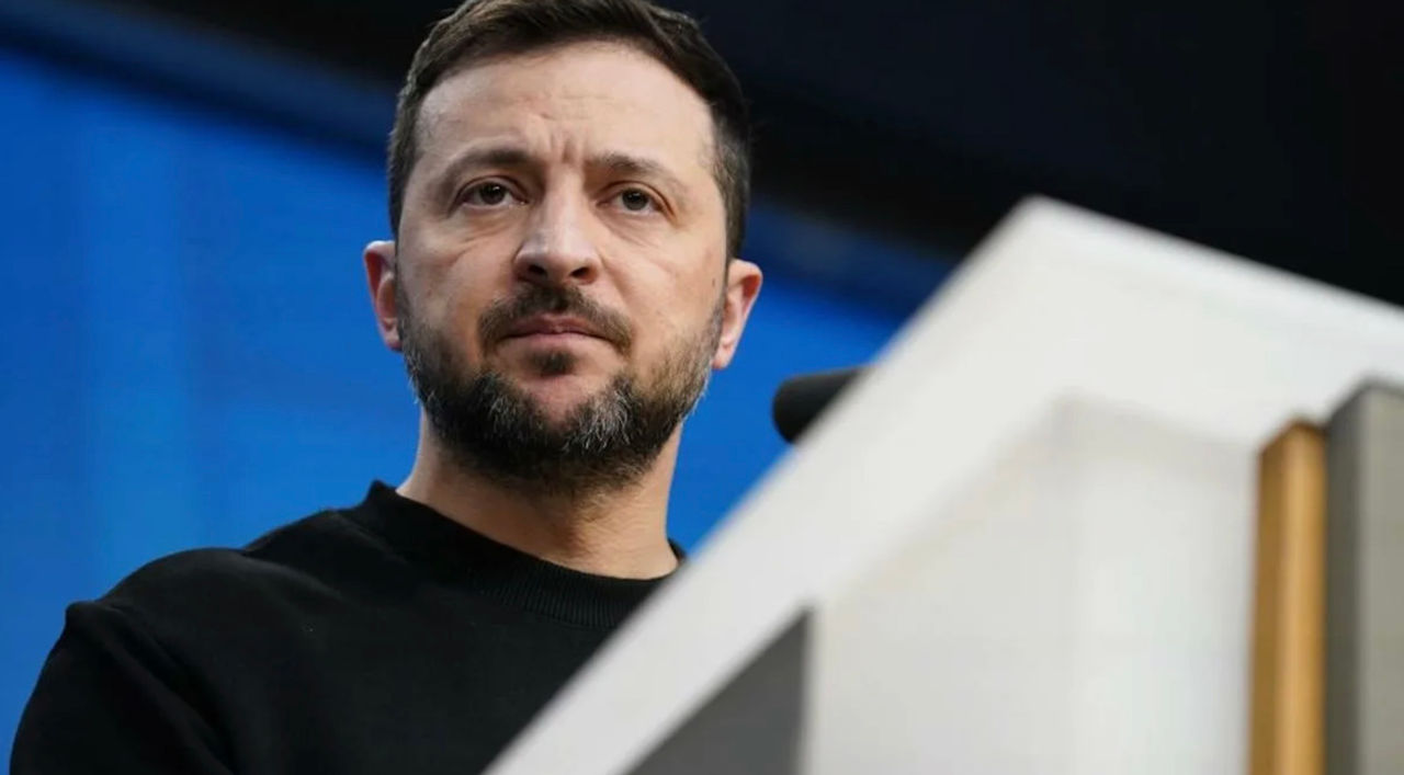Зеленский о предложении Лукашенко закончить войну: Он в своем мире.