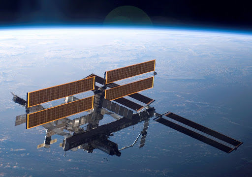 МКС изменит орбиту для уклонения от неопознанного космического объекта.