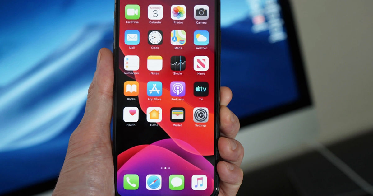 Utilizatorii de iPhone, îndemnați să-și actualizeze iOS din cauza unor vulnerabilități majore.