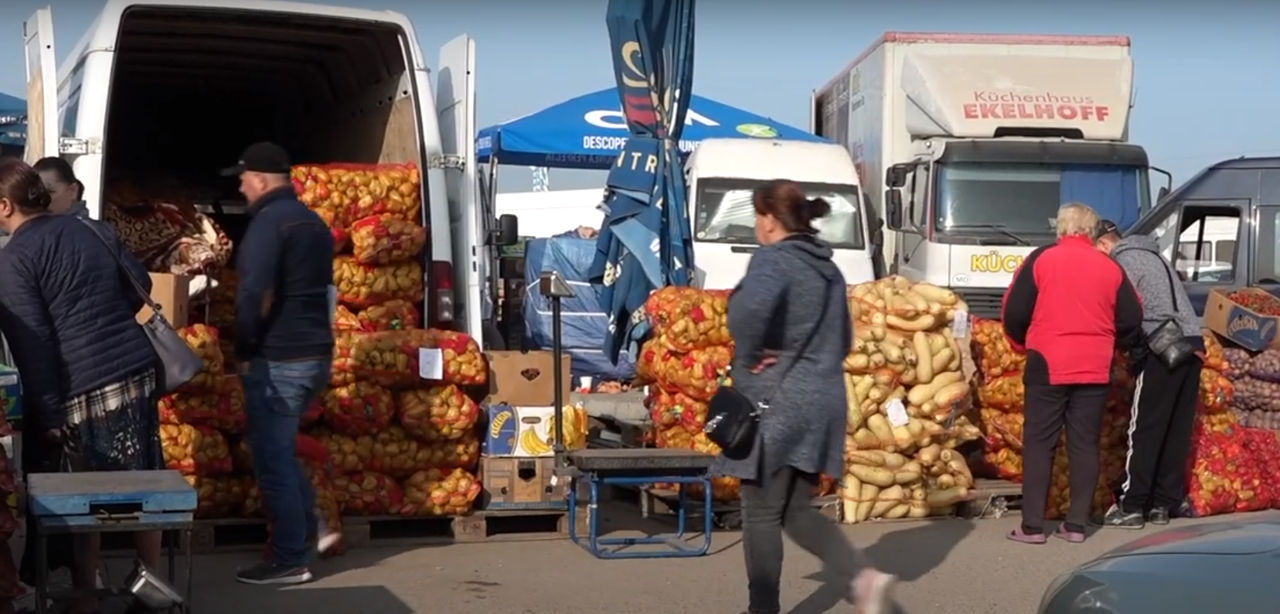 Жители Бельц делают запасы на зиму: лук, картофель, капуста продаются мешками.