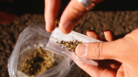 Poliţia a depistat un grup de bărbaţi, în timp ce consumau substanțe narcotice. Foto: cnn.com