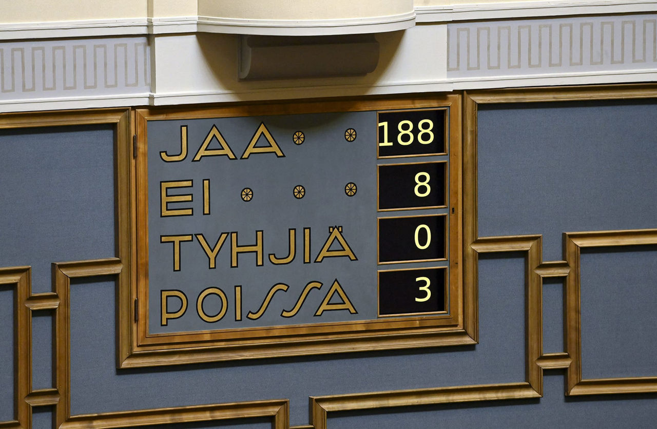 Парламент Финляндии абсолютным большинством поддержал законопроект о членстве Финляндии в НАТО.