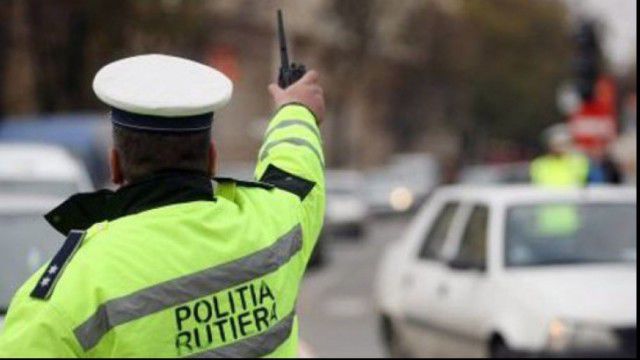 Bărbat din România, prins de polițiști în trafic cu permis de conducere fals, emis de autorităţile din R. Moldova.