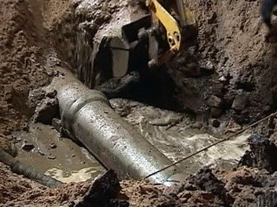 Представители водоканала сообщили, что причиной аварии стала лопнувшая магистральная труба. Фото: fedpress.ru