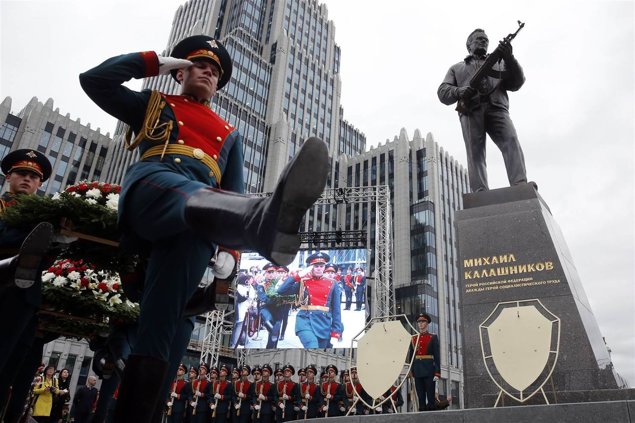 Pe monumentul lui Kalașnikov s-a descoperit schema unei arme germane.