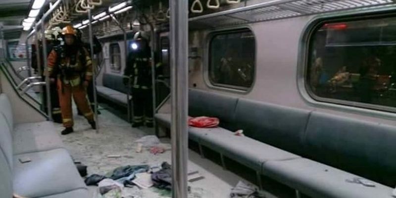 Не менее 20 человек получили травмы в результате трех взрывов в вагоне поезда метро.