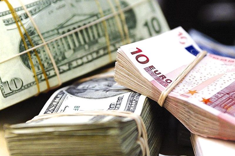 Доллар подорожает, а евро подешевеет.