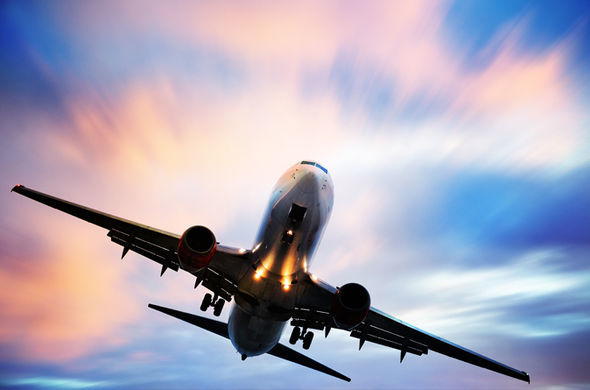 Un avion ratează aterizarea de două ori din cauza furtunii