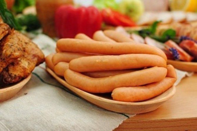 Jumătate din crenvurştii de pe piaţă sunt coloraţi cu extract de gândaci. Foto: dcnews.ro