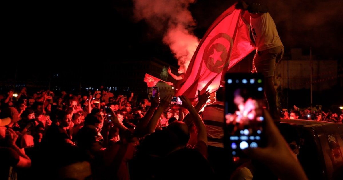В столицу Туниса после роспуска парламента введены войска.