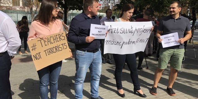 Коллеги задержанных учителей требуют, чтобы власти сообщили их местонахождение. Фото: Александра Батанова.