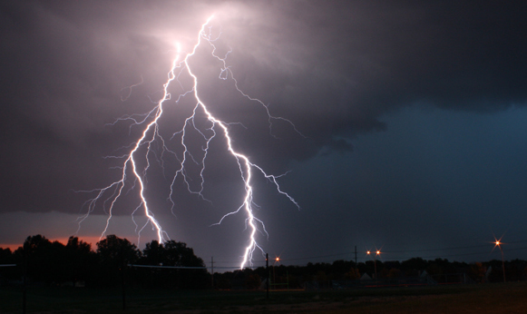 Serviciul Hidrometeorologic de Stat a emis astăzi o avertizare cod galben de vijelie, ploi cu descărcări electrice și grindină. Foto: info-prim