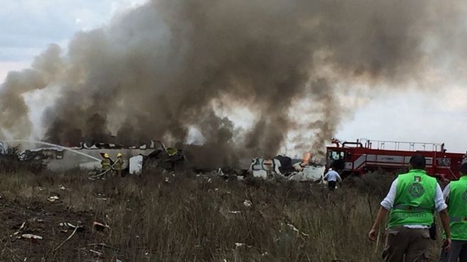 Напомним, самолёт Embraer 190, выполнявший рейс из города Дуранго в Мехико, разбился при вылете из аэропорта. 