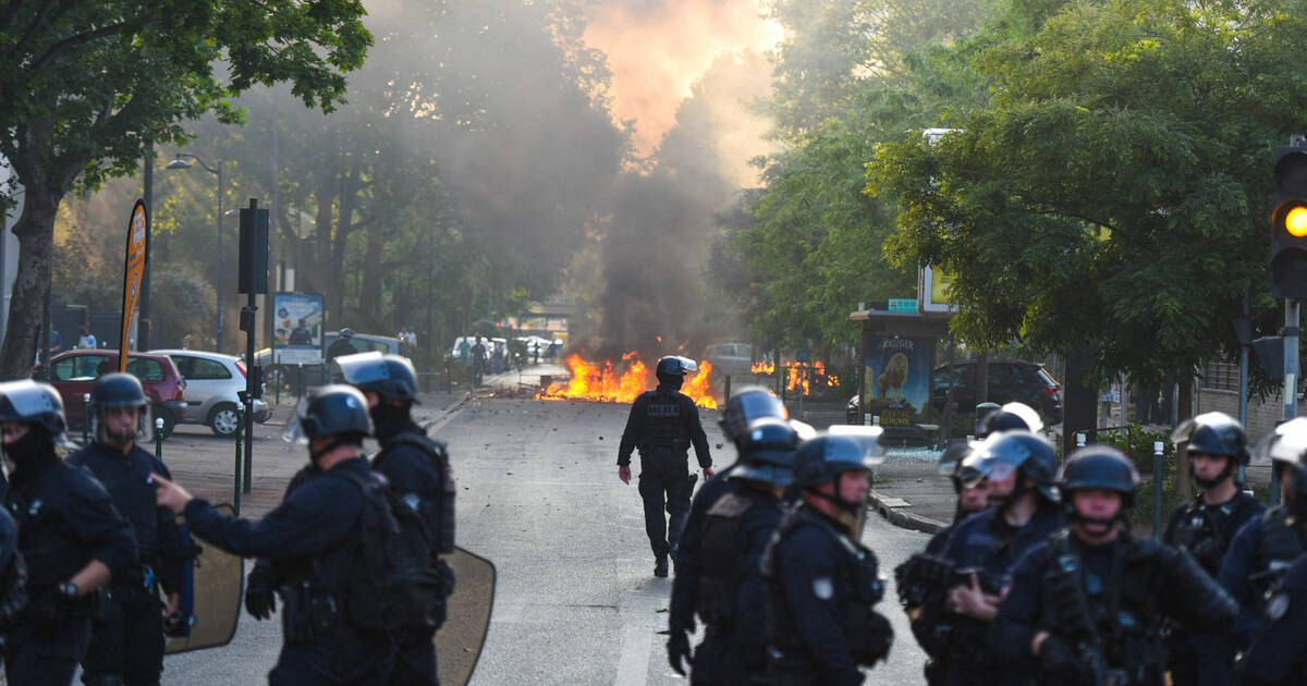 Беспорядки под Парижем: задержаны более 30 человек, пострадали 24 правоохранителя.